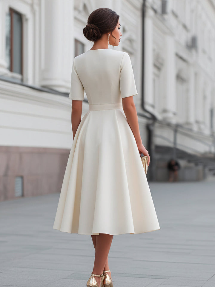 Sukienka midi z krótkim rękawem i zamkiem z przodu w fasonie fit and flare