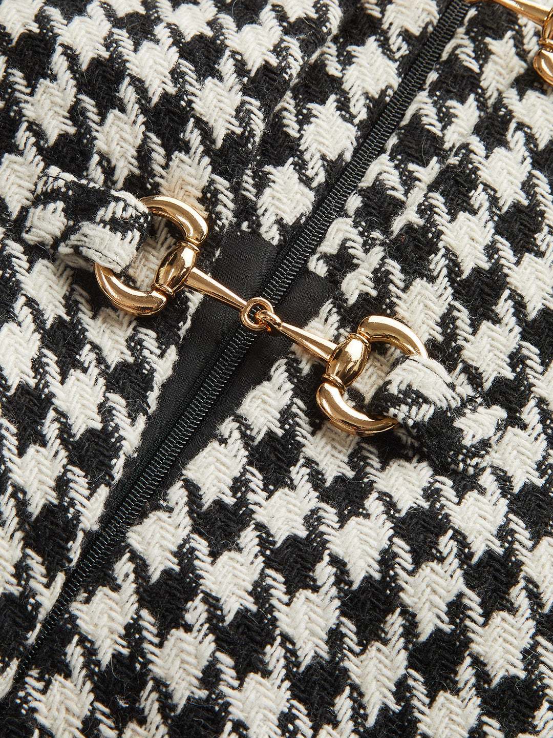 Sukienka mini w kratę houndstooth z detalem w kształcie wędzidła