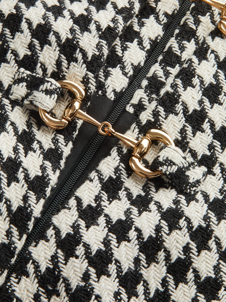 Sukienka mini w kratę houndstooth z detalem w kształcie wędzidła