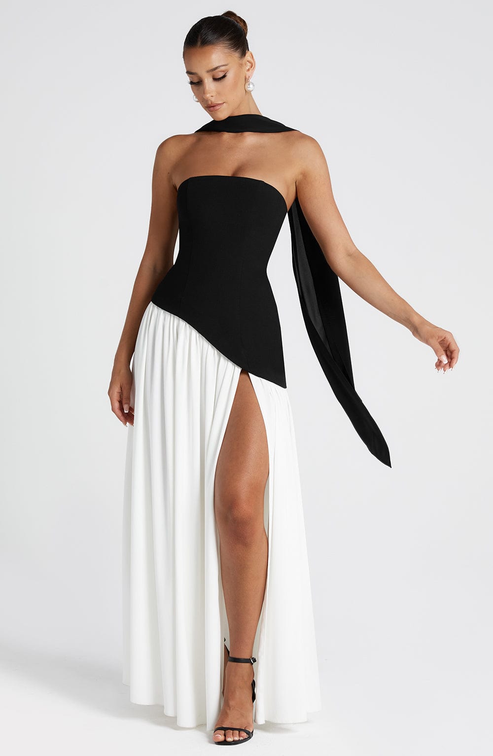Sukienka Maliyah Maxi - Czarna/Biała